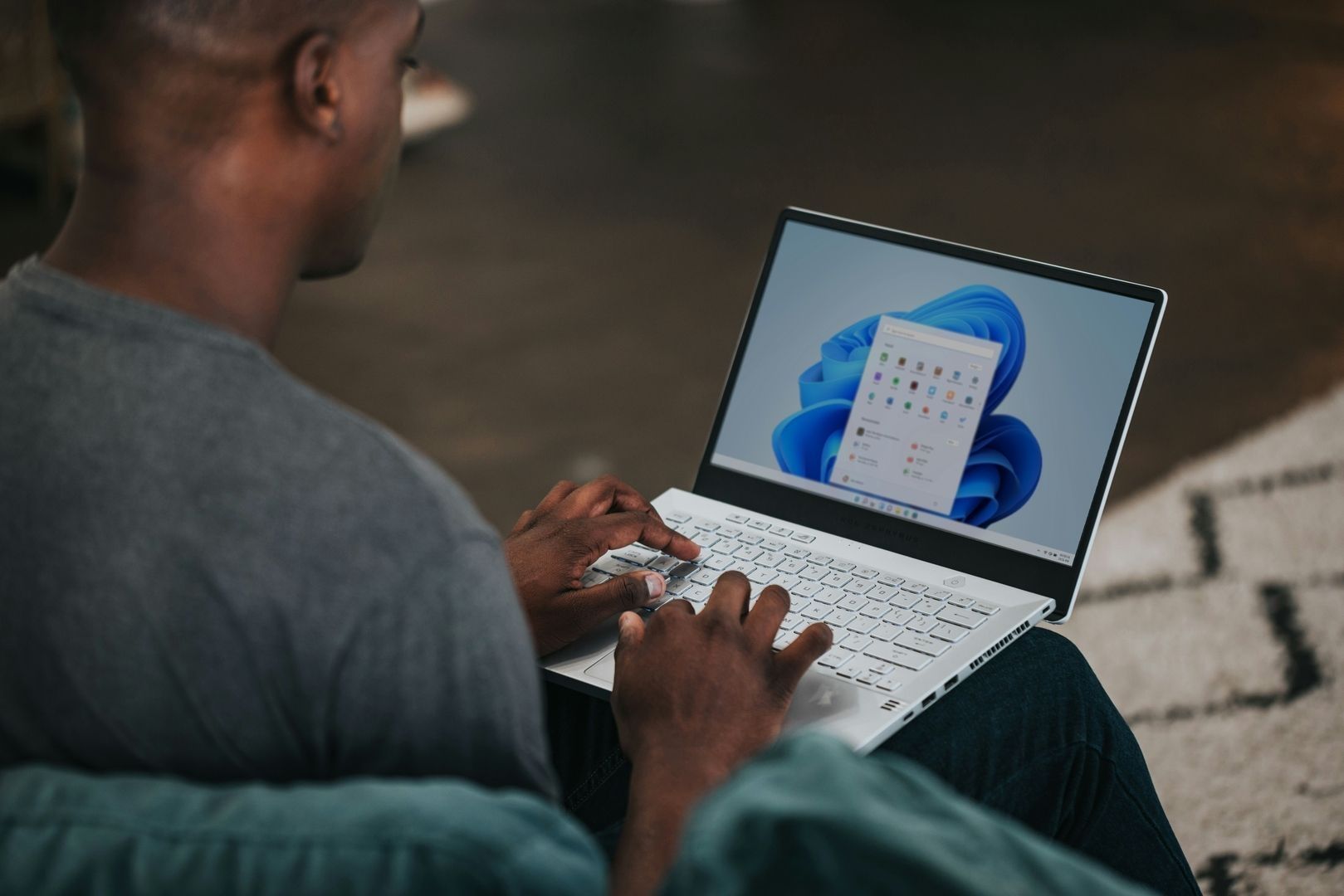 Person arbeitet an einem Laptop mit Windows 11