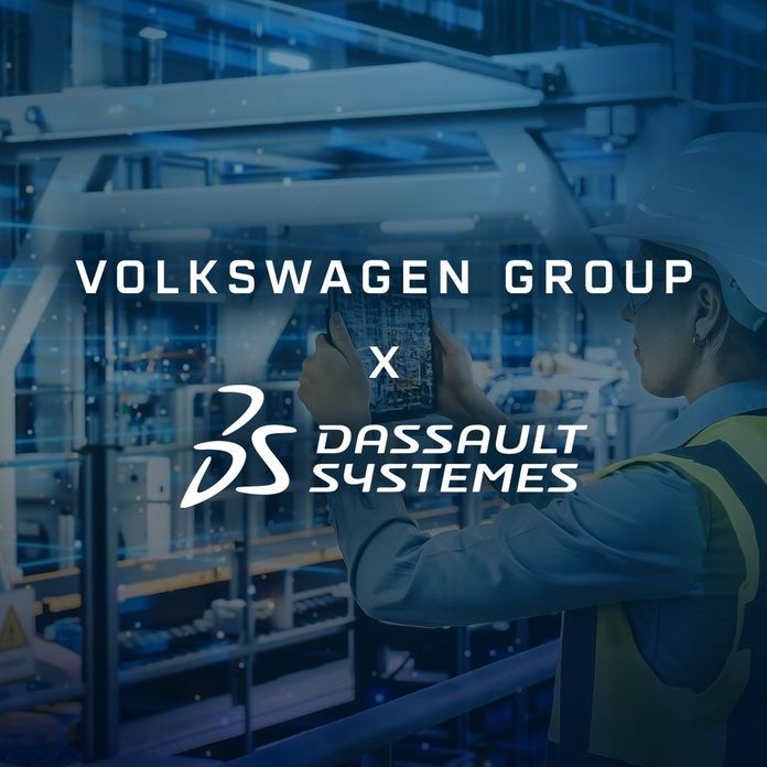 Schriftzug Volkswagen Group x Dassault Systèmes vor einer Fabrikhalle, rechts eine Technikerin mit Tablet
