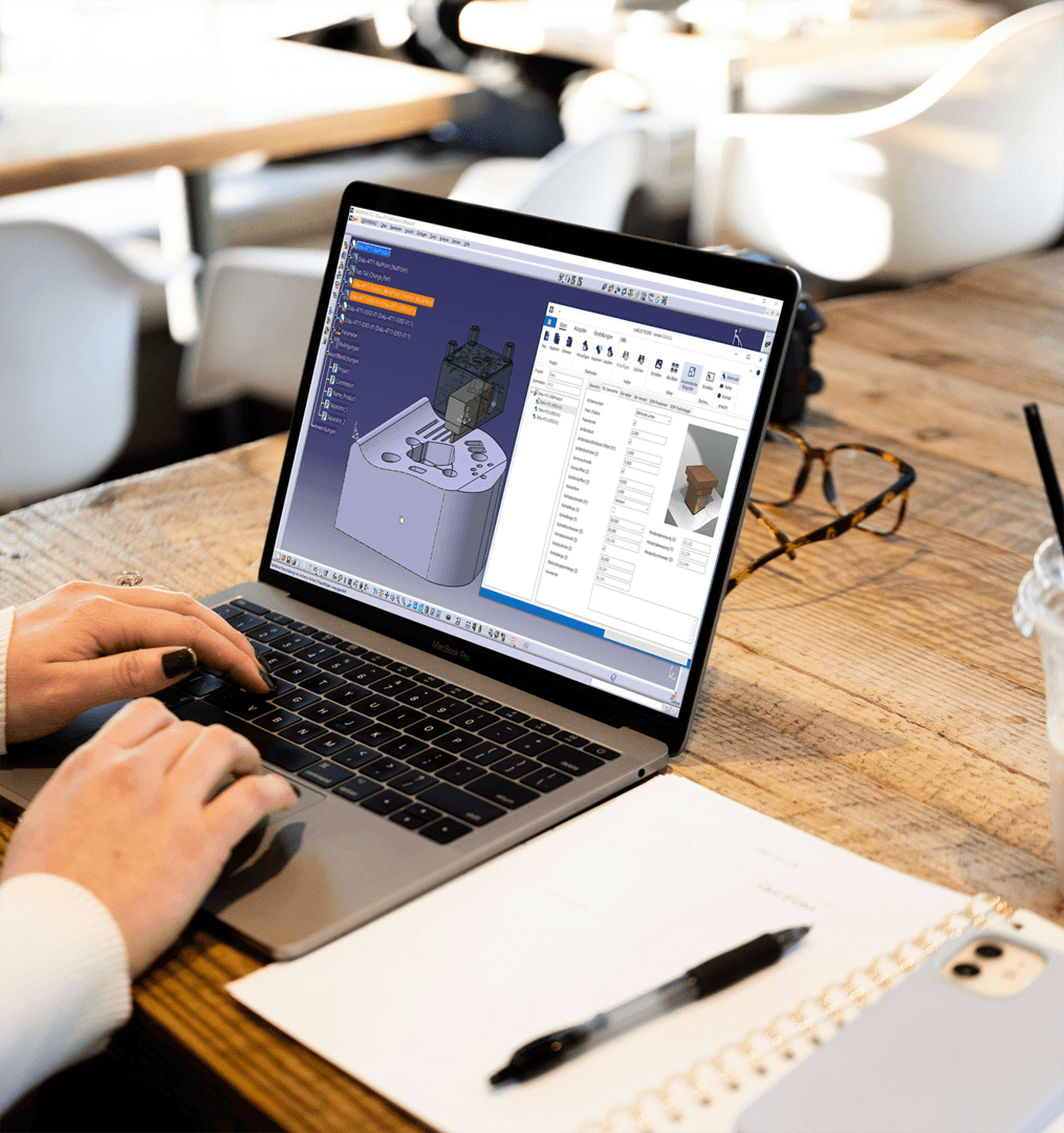 Person arbeitet am Laptop mit CATIA V5 und einem geöffneten Add-on-Dialog