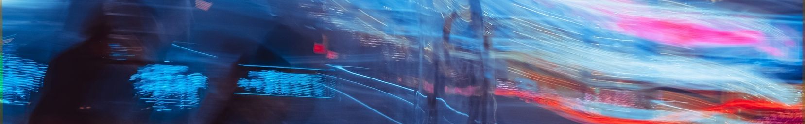 Abstrakte Lichtspuren in Blau und Rot